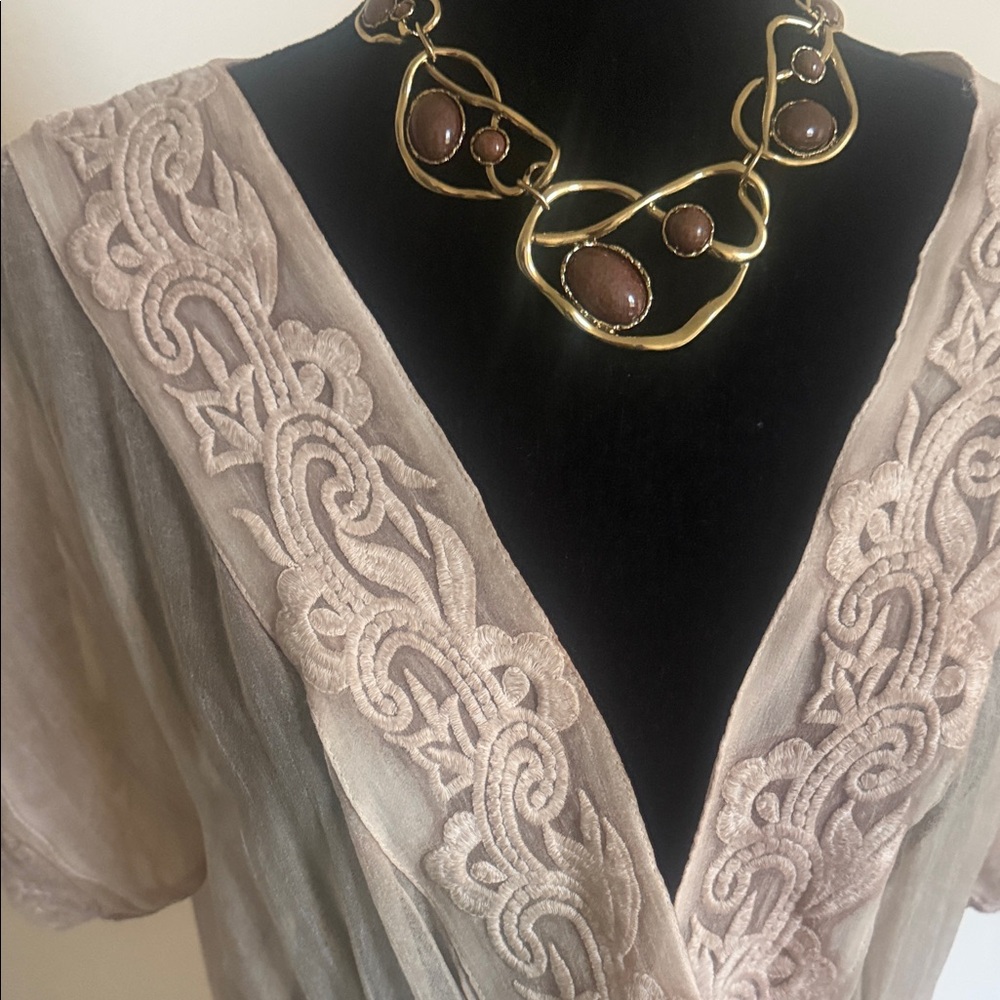 Elegant Sheer Lace Hi-Low Blouse - Cream - Picture 3 of 6